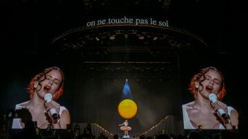 Rosal&iacute;a durante un concierto de LUX Tour