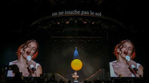 Rosal&iacute;a durante un concierto de LUX Tour