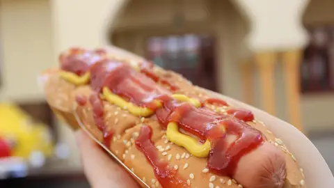 Hot dog. Hot dog.
