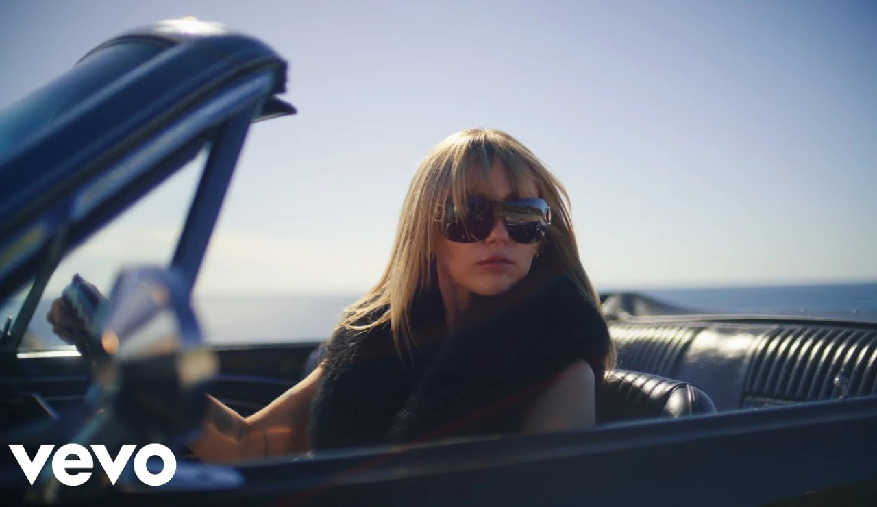 Miniatura del videoclip de Younger You