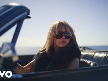 Miniatura del videoclip de Younger You