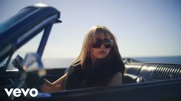 Miniatura del videoclip de Younger You Miniatura del videoclip de Younger You