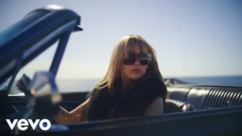 Miniatura del videoclip de Younger You Miniatura del videoclip de Younger You