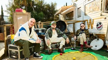 Los integrantes de Gorillaz junto a Zane Lowe