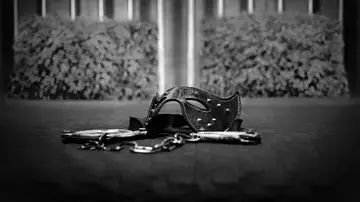 Cama con esposas y antifaz. Cama con esposas y antifaz.