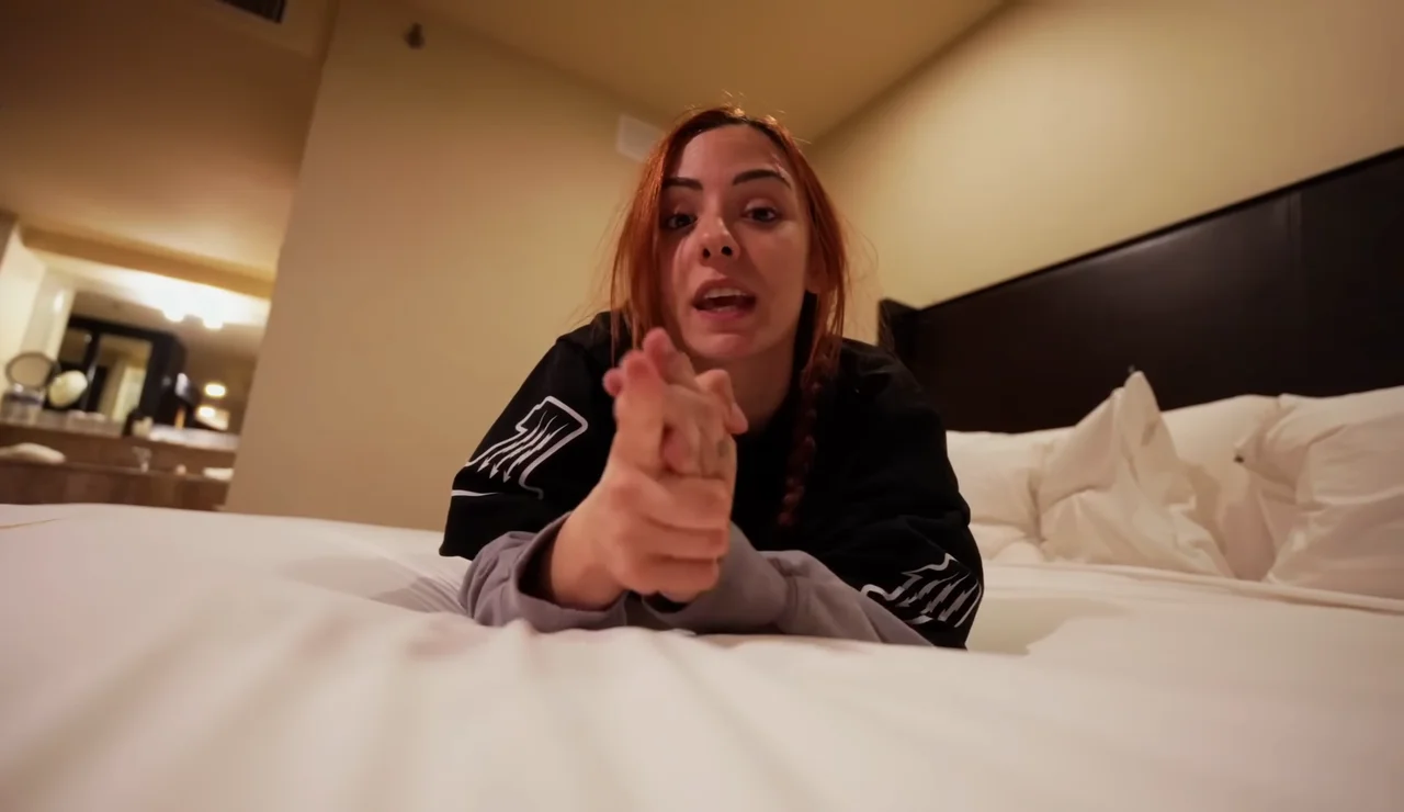 Ari Geli en un vídeo de YouTube