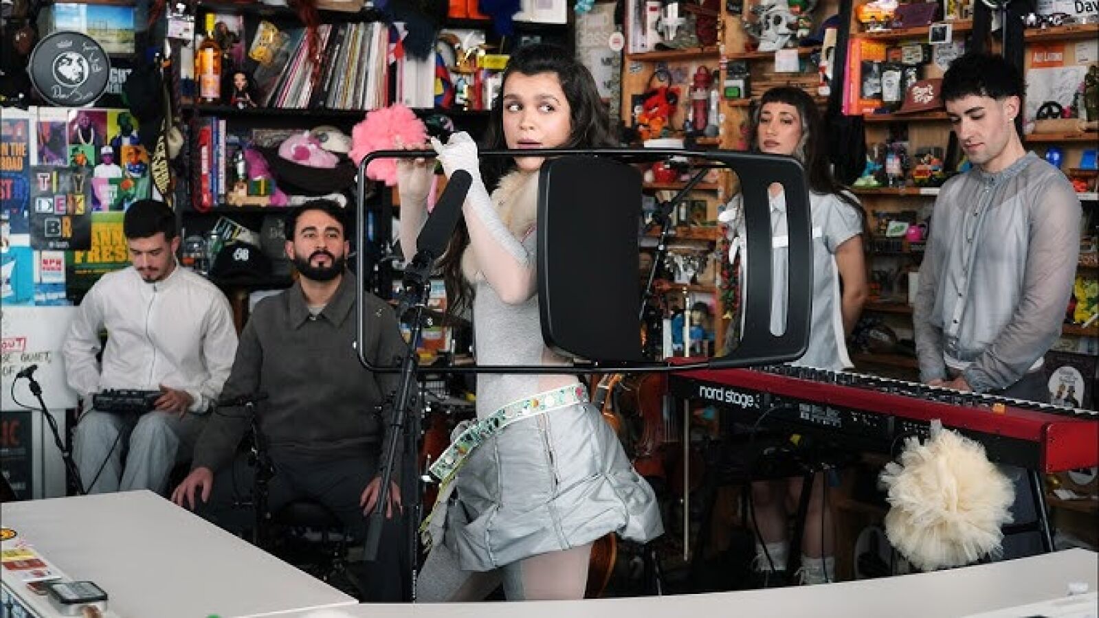 El maravilloso Tiny Desk de Amaia: Una silla como flauta, Lorca, Albéniz, nervios, magia al piano y su parque de Pamplona