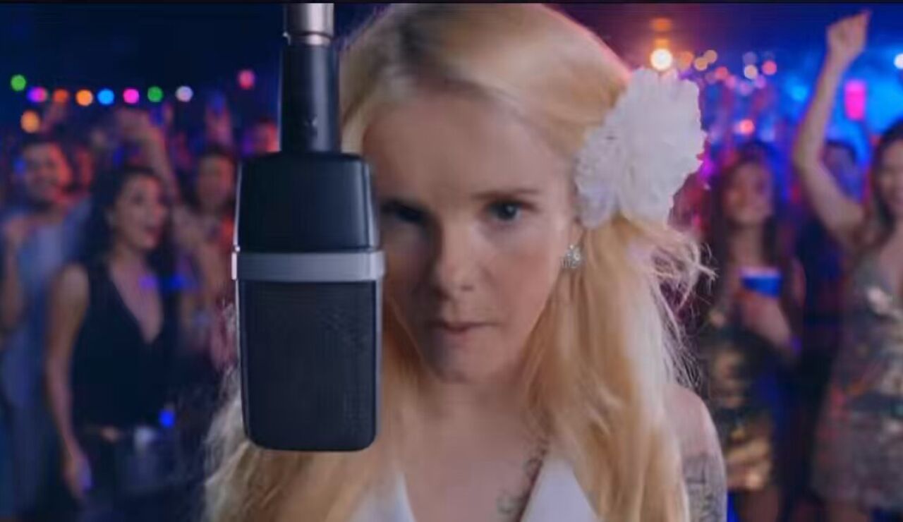 Ruth la Peke en el videoclip de Me Sent&iacute; Empoderada.
