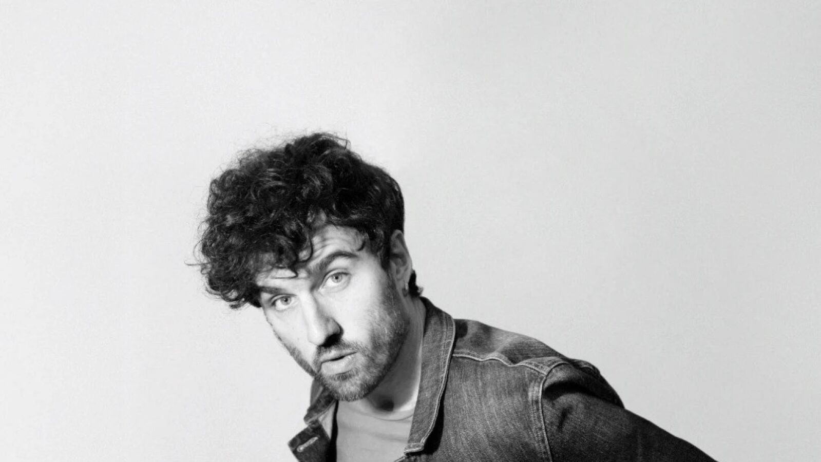 Guille Galván presenta su acogedor primer álbum en solitario, Nadie con ese nombre vive aquí