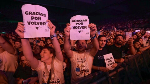 Fans aclamando a Amaia Montero en su primer concierto con La oreja de Van Gogh tras su regreso