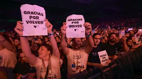 Fans aclamando a Amaia Montero en su primer concierto con La oreja de Van Gogh tras su regreso Fans aclamando a Amaia Montero en su primer concierto con La oreja de Van Gogh tras su regreso