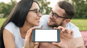 Imagen de dos personas enamoradas y un móvil Imagen de dos personas enamoradas y un móvil