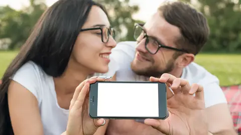 Imagen de dos personas enamoradas y un móvil Imagen de dos personas enamoradas y un móvil