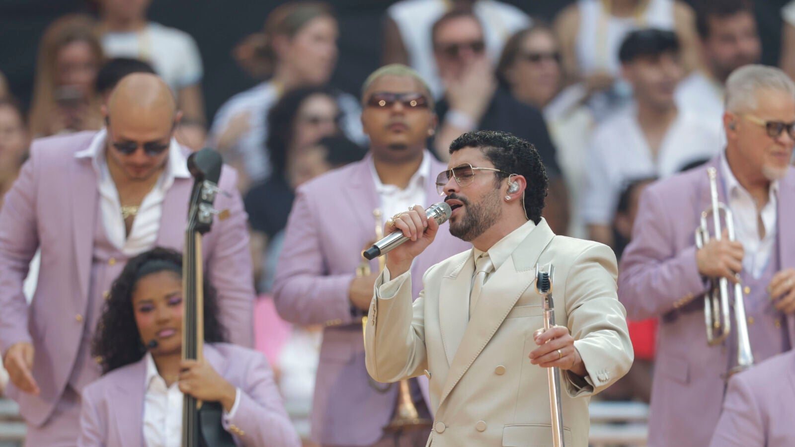 Así están siendo los conciertos de Bad Bunny en Madrid: de los famosos de La Casita a los que lo viven gratis desde fuera