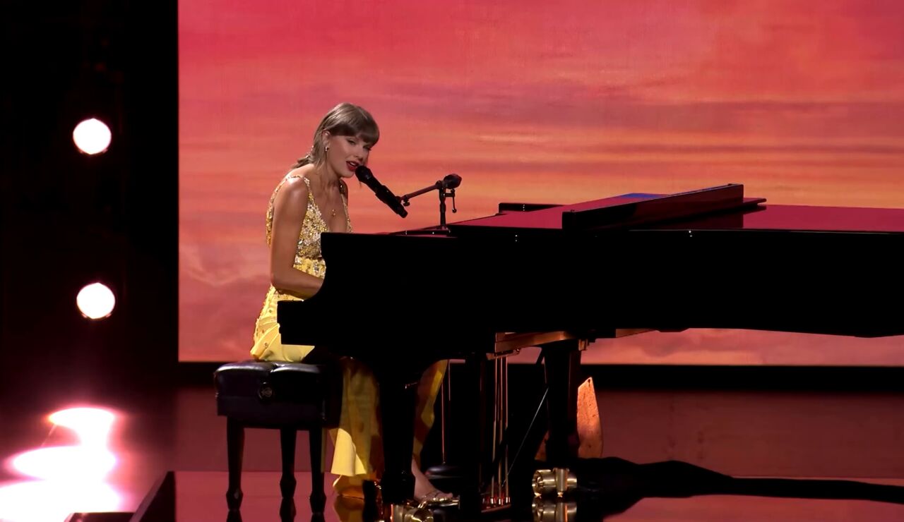 As&iacute; fue la actuaci&oacute;n de Taylor Swift junto a Randy Newman en la premiere de Toy Story 5 en Los &Aacute;ngeles