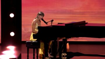 As&iacute; fue la actuaci&oacute;n de Taylor Swift junto a Randy Newman en la premiere de Toy Story 5 en Los &Aacute;ngeles