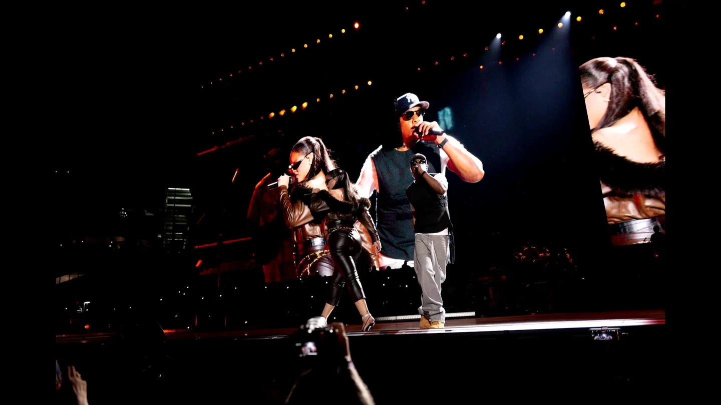 Rihanna reaparece por sorpresa sobre un escenario junto a Jay-Z y reconoce que "Está oxidada" Rihanna reaparece por sorpresa sobre un escenario junto a Jay-Z y reconoce que "Está oxidada"