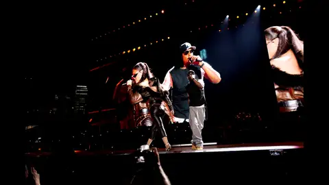 Rihanna reaparece por sorpresa sobre un escenario junto a Jay-Z y reconoce que "Está oxidada" Rihanna reaparece por sorpresa sobre un escenario junto a Jay-Z y reconoce que "Está oxidada"