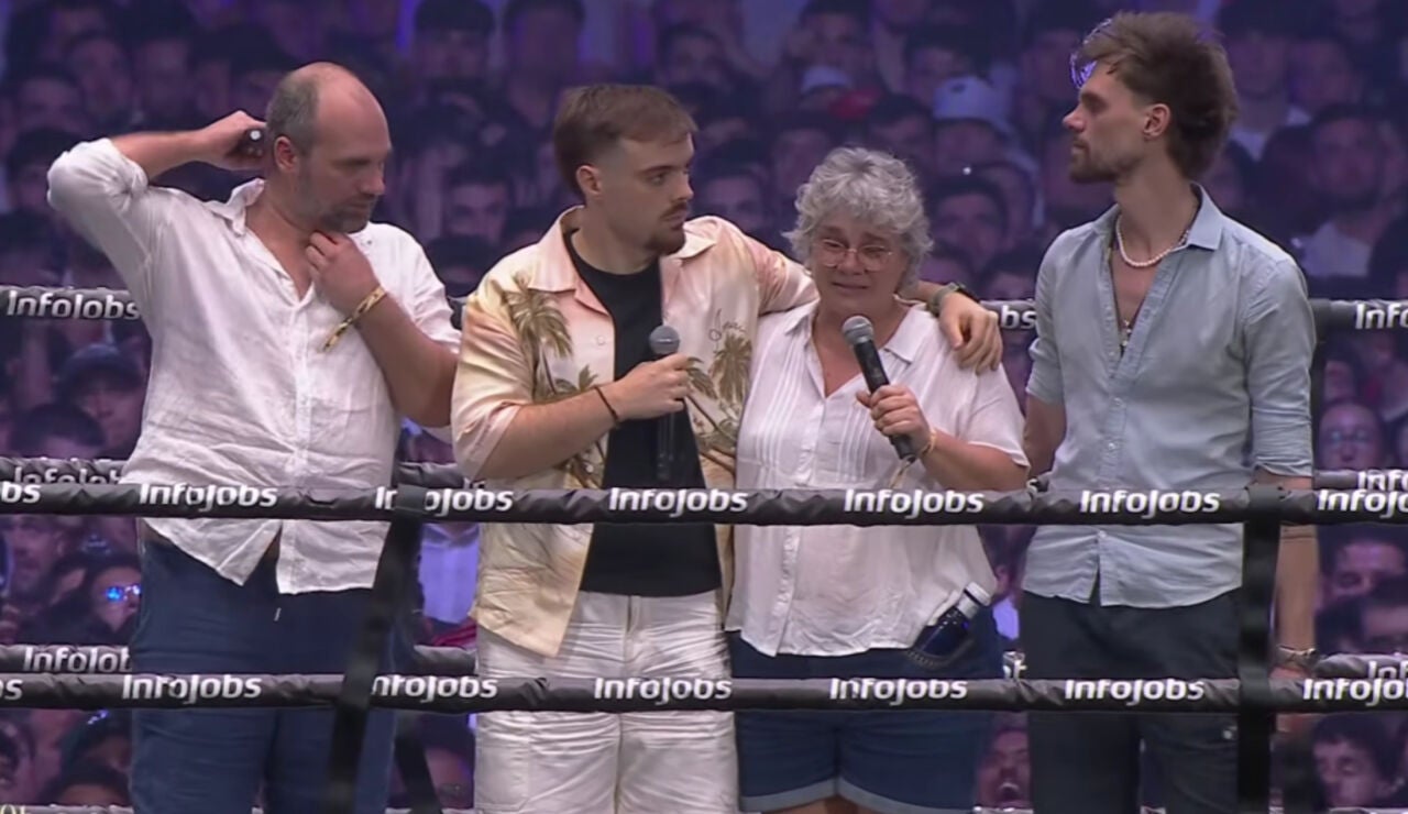 Ibai junto a la madre y los hermanos de Gaspi en su homenaje durante La Velada del A&ntilde;o 6