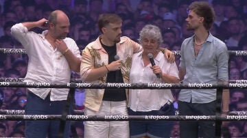 Ibai junto a la madre y los hermanos de Gaspi en su homenaje durante La Velada del A&ntilde;o 6
