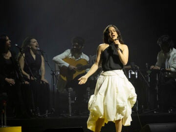 Rosal&iacute;a durante concierto de Lux Tour