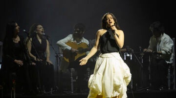 Rosal&iacute;a durante concierto de Lux Tour