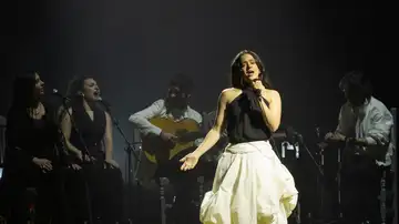 Rosalía durante concierto de Lux Tour Rosalía durante concierto de Lux Tour