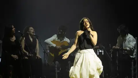 Rosalía durante concierto de Lux Tour Rosalía durante concierto de Lux Tour