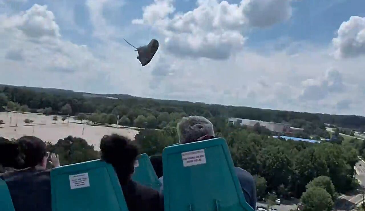 El incre&iacute;ble momento en que un pasajero atrapa la zapatilla de otro a 110 km/h en una monta&ntilde;a rusa