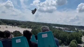 El incre&iacute;ble momento en que un pasajero atrapa la zapatilla de otro a 110 km/h en una monta&ntilde;a rusa