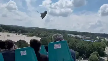 El increíble momento en que un pasajero atrapa la zapatilla de otro a 110 km/h en una montaña rusa El increíble momento en que un pasajero atrapa la zapatilla de otro a 110 km/h en una montaña rusa