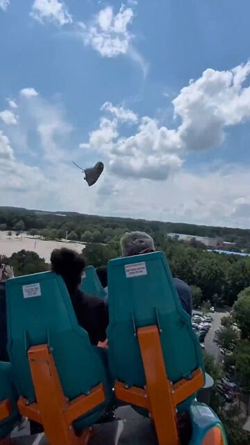 El incre&iacute;ble momento en que un pasajero atrapa la zapatilla de otro a 110 km/h en una monta&ntilde;a rusa