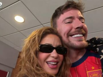 Shakira abrazando a MrBeast en su canal de YouTube