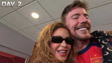 Shakira abrazando a MrBeast en su canal de YouTube