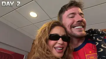 Shakira abrazando a MrBeast en su canal de YouTube Shakira abrazando a MrBeast en su canal de YouTube