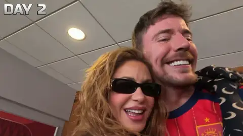 Shakira abrazando a MrBeast en su canal de YouTube Shakira abrazando a MrBeast en su canal de YouTube