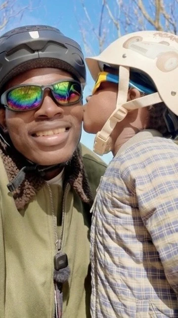 Oladimeji Ajegbile y su hijo Iremide