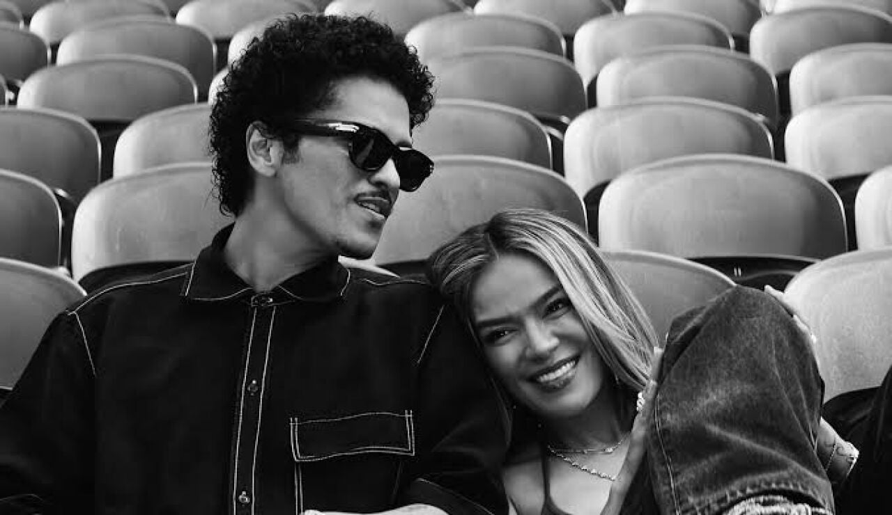 Bruno Mars y Karol G een el videoclip de Still