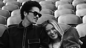 Bruno Mars y Karol G een el videoclip de Still Bruno Mars y Karol G een el videoclip de Still