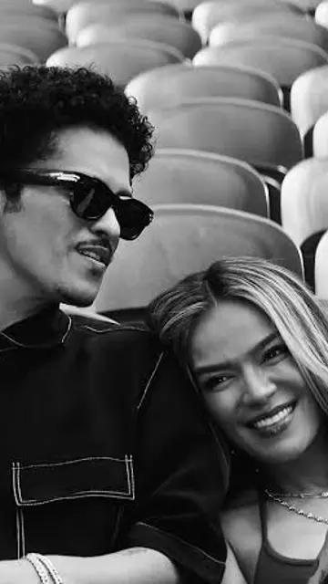 Bruno Mars y Karol G een el videoclip de Still Bruno Mars y Karol G een el videoclip de Still