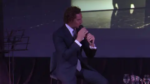 David Bisbal mira al pasado y presenta su disco de versiones David Bisbal mira al pasado y presenta su disco de versiones